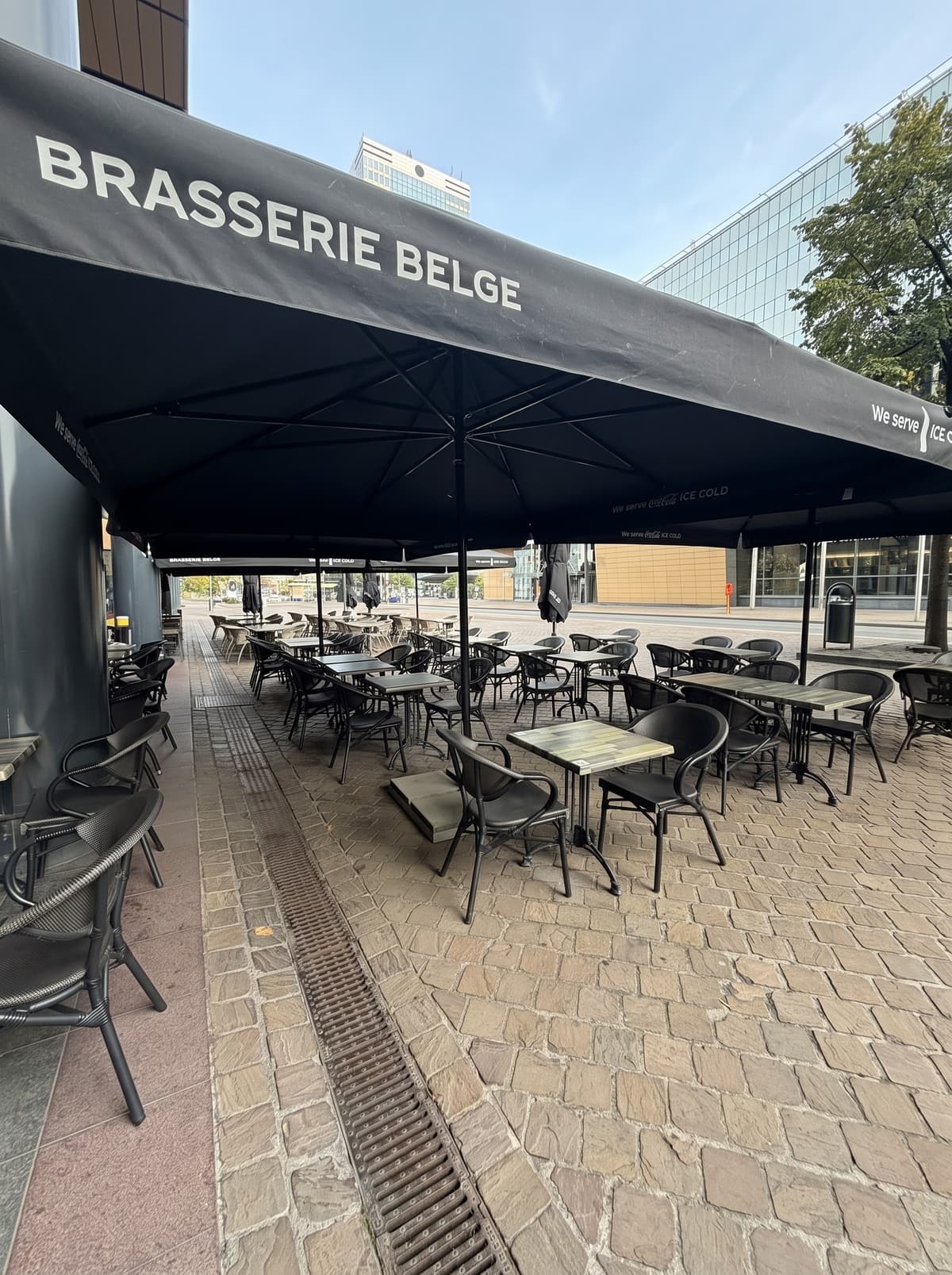 Die Terrasse unter den Sonnenschirmen der Brasserie Belge