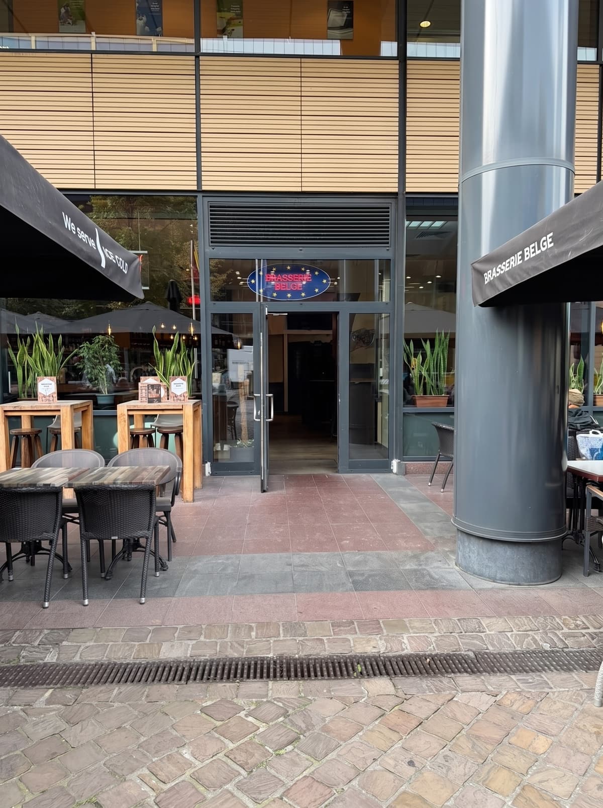 Der Eingang der Brasserie Belge, Place Victor Horta