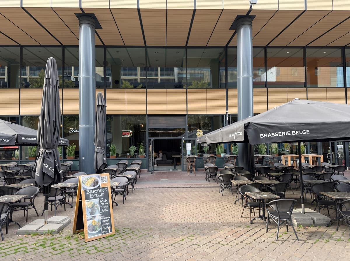 Die Terrasse und das Schild der Brasserie