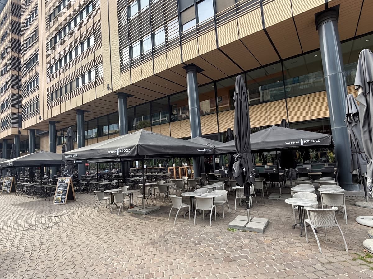 Die große Terrasse auf der Place Victor Horta