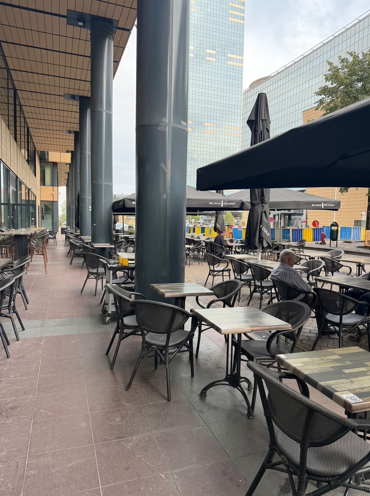Die Terrasse zwischen den Säulen, mit Blick auf den Platz