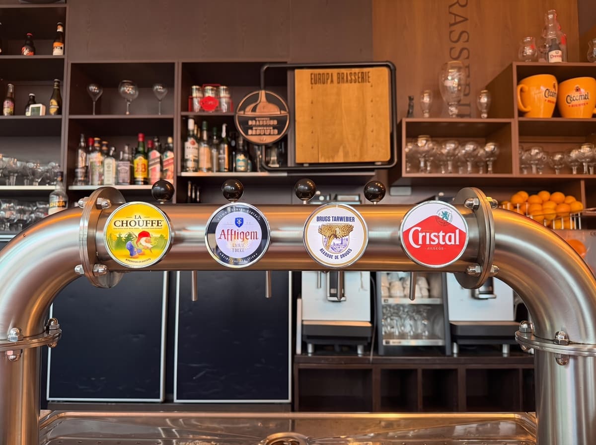 Die Zapfhähne mit belgischen Bieren an der Bar